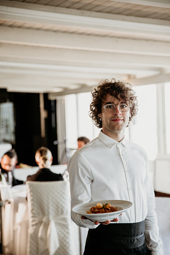 Camarero profesional sirviendo